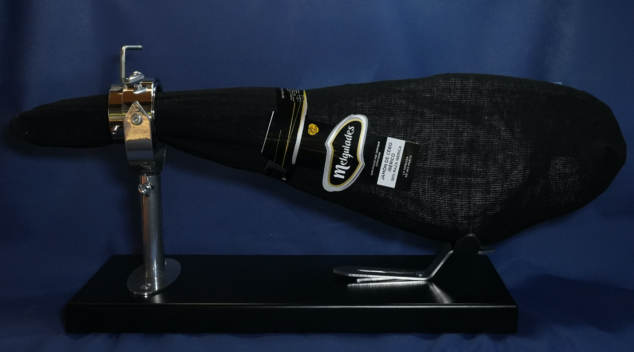 Jamon cebo på stativ Jamon cebo på stativ fra Serranos Bodega